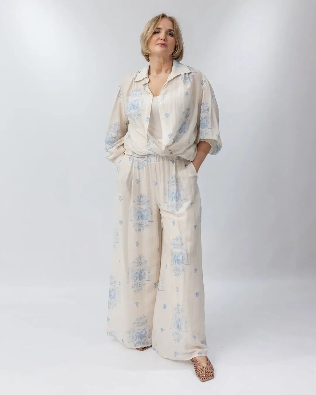 Toile-комплект для зрілого віку Літній комплект для жінки 45+: молочна сорочка з toile-принтом і широкі штани