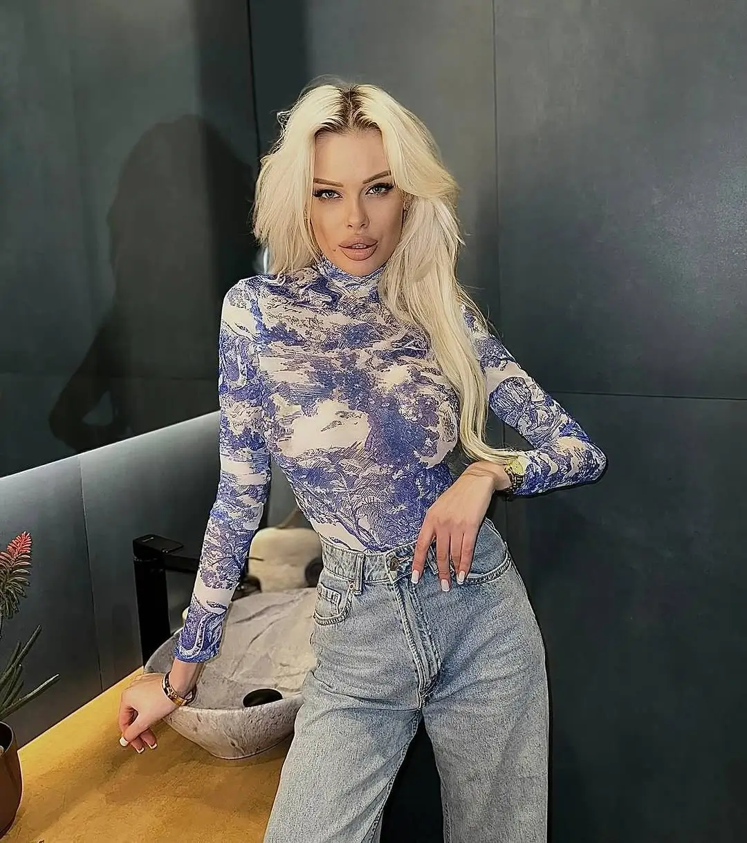 Mesh-боді з синьо-білим toile-принтом, висока горловина, блакитні джинси