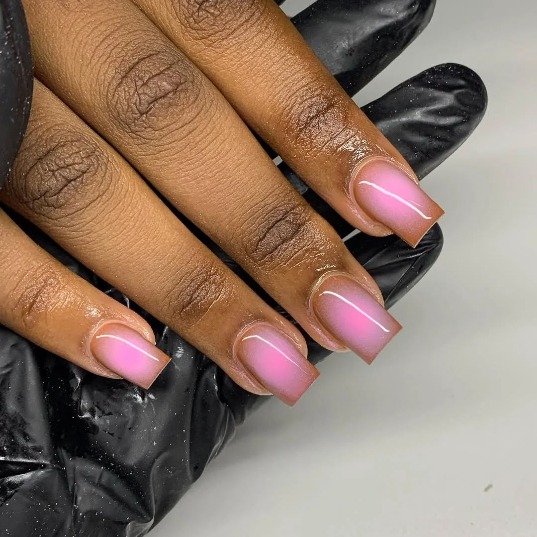 Aura nails у рожевому Короткі квадратні нігті з ефектом aura: рожеве сяйво по центру на нюдовій базі