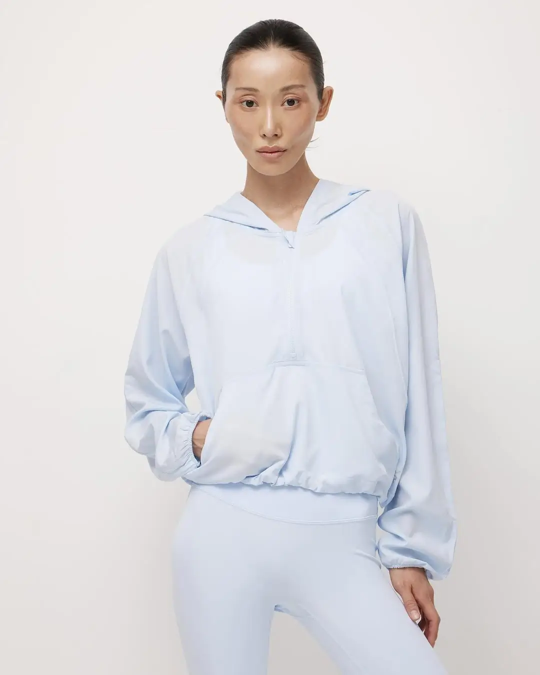 легкий блакитний half-zip пуловер-худі і легінси в тон