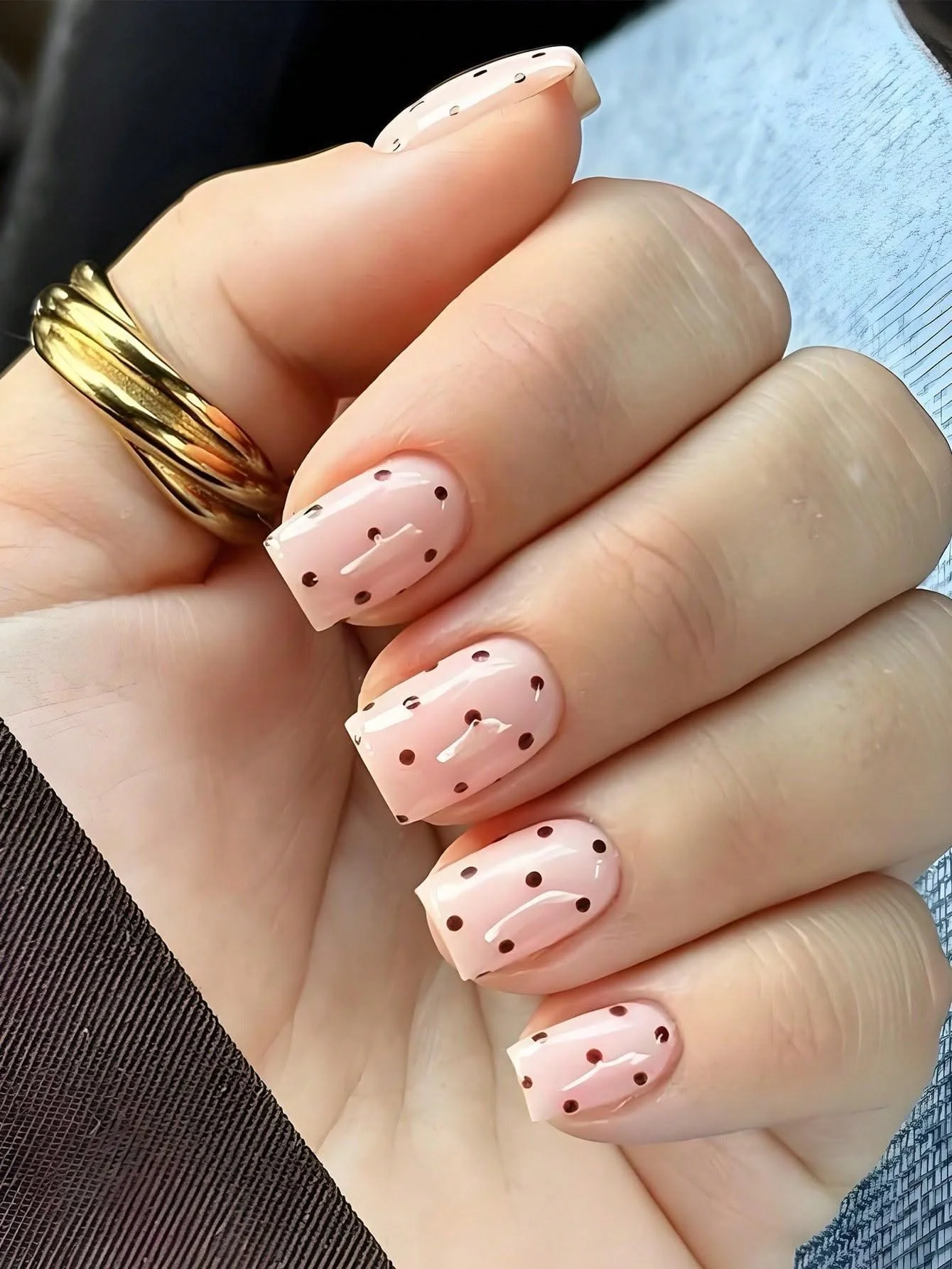 Нюдовий манікюр у дрібний горошок на квадраті манікюр дизайн квадрат — нюдова база з дрібним темним горошком на короткому квадраті