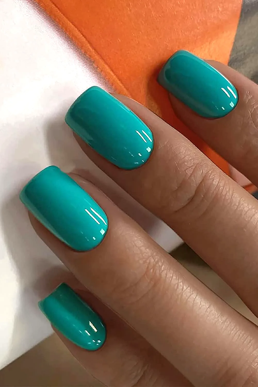 Бірюзовий манікюр teal Бірюзовий глянцевий манікюр з ефектом желе на коротких квадратних нігтях