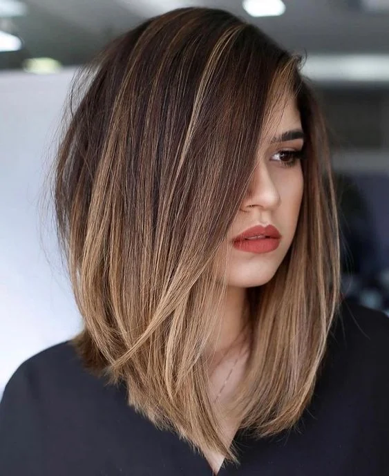 Гладкий прямий лоб (long bob) з балаяжем на середньому волоссі
