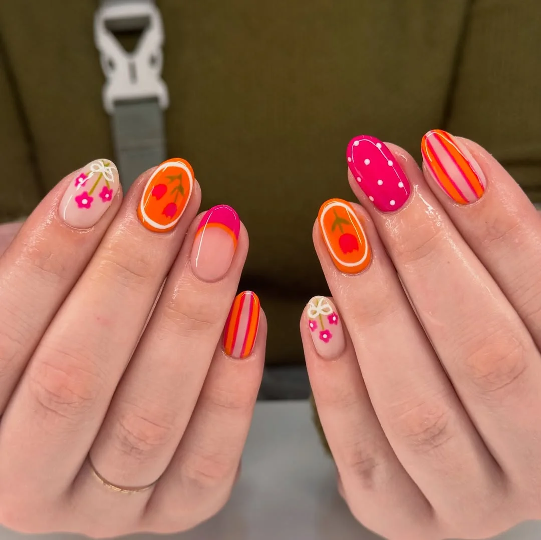Mix and match у помаранчево-малиновій гамі Mix and match манікюр на коротких овальних нігтях: смужки, горошок, тюльпан, бантик