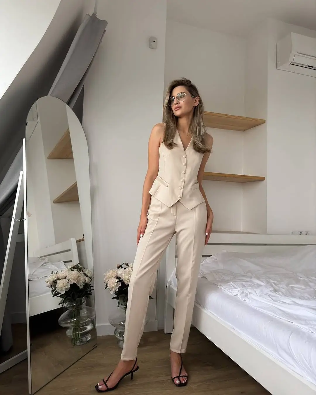 Костюмний жилет зі штанами Жіночий літній стиль business casual 2026: молочний костюмний жилет із сигаретними штанами
