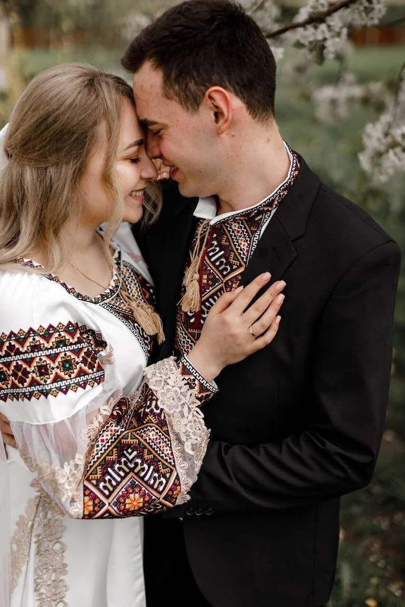невеста в белом платье с разноцветной гуцульской геометрической вышивкой и кружевом