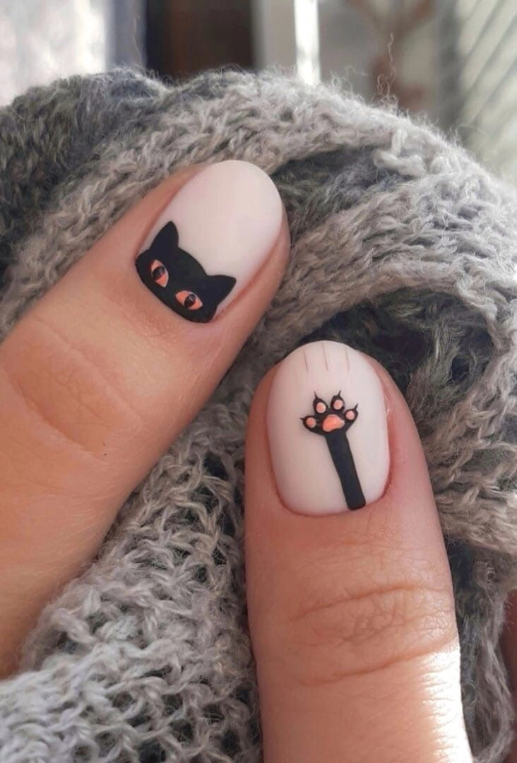 Кот подглядывает чёрная кошка, выглядывающая сбоку, и кошачья лапа с царапинами на бледно-розовых когтях