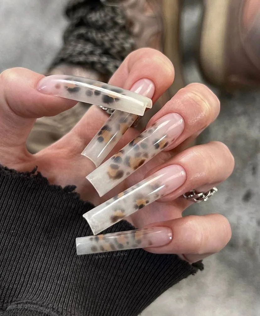 Размытый леопард очень длинные квадратные ногти с молочной полупрозрачной основой и размытыми леопардовыми пятнами