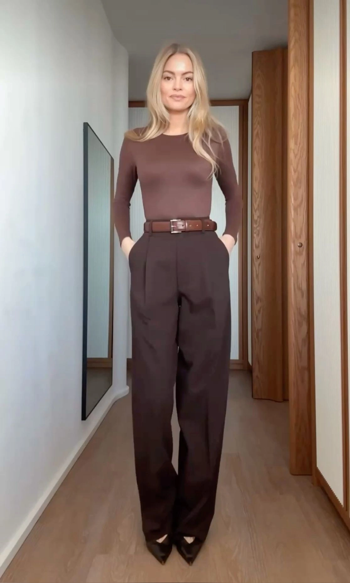 Светло-коричневый лонгслив, тёмные брюки с заутюженными стрелками и коричневый кожаный ремень