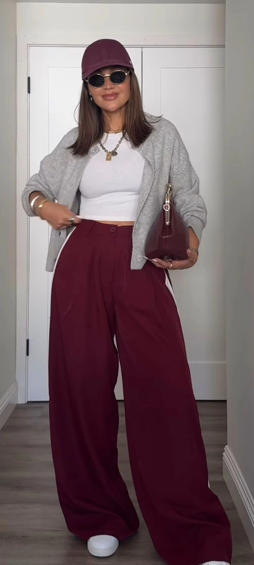 Бордовые брюки с лампасом бордовые широкие брюки с белым лампасом, белый укороченный топ, серый кардиган и бордовая кепка